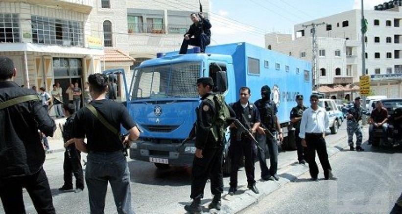 متهم بأكثر من 13 قضية نصب واحتيال..شرطة الخليل تلقي القبض على فار من العدالة